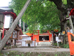 浄泉寺の隣には伊那下神社があります。