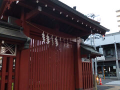 府中街道をさらに歩いていくと府中市役所前の交差点の手前側に赤い大木戸が見えてきます。