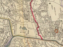 東京都戦没者霊苑の周辺は、旧陸軍の砲兵工廠の跡地でした。

砲兵工廠の跡地の高台東京都戦没者霊苑が設置され、平地部に礫川公園が開園されました。
