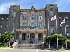  2024年8月21日（水）晴れ　旅行3日目
　昨日は私の今回の旅のメイン、甑島に行くはずが、晴れていたのに、全くの予想外、予定外の1日となりました。今日も晴れているし、予定通りのはず・・・でも、最後の最後が・・。
　バス下車。立派な建物。ここは中央公民館。