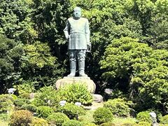 　西郷隆盛銅像
　台座を含めて高さ８ｍ。この軍服姿は、1873年に行われた陸軍特別大演習の時の物です。
　背後には最期を遂げた城山、同じ通りに鶴丸城址があります。