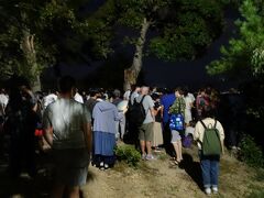 　19:52　船岡山公園の公衆トイレ前広場に到着。予想通り凄い混雑で、その半数近くは外国人観光客。