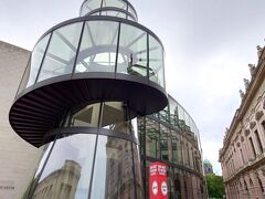 今日もまた、地下鉄2号線でHausvogteiplatz(ハウスフォークタイプラッツ)駅まで行く。駅からは徒歩で、博物館島に向かう。
途中にあったドイツ歴史博物館
