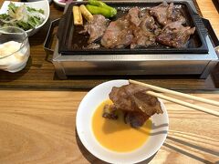 お肉を卵黄につけていただきまーす♪

国産なので臭みは気にならず、まあおいしかったです。

こちらがあるので今後は【ぼてぢゅう屋台】には
行かなくてもいい感じです。

クレジットカード会社ラウンジなどにも入ったので、いつものように
別途、空港ラウンジ編も作りたいと思います。