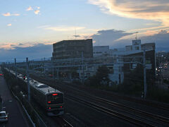 辻堂駅ではすっかり暮れました・・・今日は満月・・・