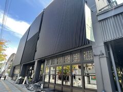 ９時に我が家に集合して、出発～♪

高速を使わずに移動しましたがちょうど１時間半でホテルに到着、「あー、ここだったのね」（笑）よく通る通り沿いですが、見た目がホテルっぽくない＋ちょっと地味目？な外観なので気付かずでした(^^;

写真で見えている面はレストランの窓ガラスで、ホテルの入り口は手前側の細い通りです（私はレストランから入ってしまいました(^^;）
車も駐車場が空いていたので、停めて確認すると「早いですが、（特別に）大丈夫です」とのことでそのまま駐車。