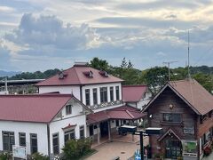 こちらがお隣にある旧駅舎かな。
（旧）軽井沢駅舎記念館とスポット情報にありました。

友人は新しい軽井沢駅は見たことないとのことでお土産屋さん等も含めてぶらつきました。

