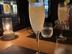 シャインマスカットのカクテルで乾杯～（友人はアルコール、私はノンアル、見た目はまったく同じに見えますね（笑））
２０００円の館内で使えるチケットも頂いていたので、ここで使いました。