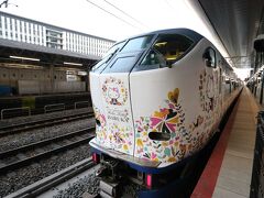 京都からは早朝 5:45発「はるか1号」に乗って関空へ
車内は満席。コロナ渦はガッラガラで 黙食してたのが今では懐かしい。
私の生きてるうちには もう二度とあんな出来事は御免だ

最近 関空へは「はるか」で行くことが多い。理由は明快、安いから 笑
乗車券1,910円+J-WESTチケットレス指定券850円はリムジンバスよりお安い♪