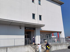 出発地の徳山港にやって来ました。
この徳山ポートビル内に、大津島行の大津島巡行と大分行きの周防灘フェリーの乗船券売り場があります。
自販機で大津島巡行のチケットを購入します。
