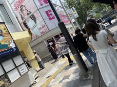 都内で別行動していた息子が合流するというので、原宿で待つことに。
駅前のI'm donuts？
あまりに人がいなくてびっくり。
博多は常に大行列なのに。。。だから買わなきゃソンソンと思ってしまった。
