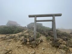 が、ここでついに雨がポツポツ。
霧も出てきました。

蔵王山神社。
こんなところに鳥居なんてどうやって作ったんでしょう。