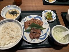 なかなか来ない息子とようやく合流して、ランチ。
「ねぎし」に行きたいという娘についていきました。
こちらも入店待ち。
昨日、蕎麦屋で３時間待ちを経験したから、もう怖いものはない。
いくらでも待ちます。
１５分くらい待ったでしょうか、涼しい店内に入れていただきました。

地元の牛タンやさん（チェーン店）よりはるかに美味しくてびっくり。
牛タンはもちろん、とろろが最高でした。
暑い夏にぴったり。
行列を待った甲斐がありました。大満足。