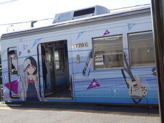 秩父鉄道は羽生と熊谷の間は純然たる地域路線で観光色は無いが、このようなラッピング列車をよく見かける。
熊谷始発終着の列車もあるが、羽生から皆野や影森まで直通するものも多い。
大体20分から30分間隔だが、貨物列車が平日休日問わず運行されるので、運転間隔は結構まばらだ。
