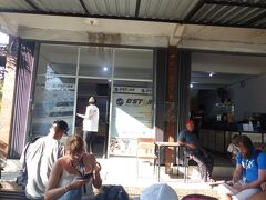 船会社のチケットオフィス。

同じような会社が軒を連ねています。