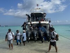 そう、水の上。

桟橋なんてものはありません。

こんな感じで下船。