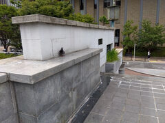 あまりの暑さに鳩が欄干日陰で涼んでいた。近づくと立ち上がったが、それまでは足を折って腹ばいだった。