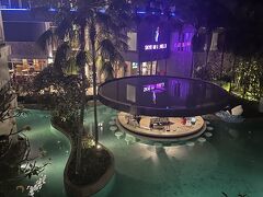 お部屋に戻りました。

夜のプール。