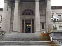 市役所の東隣、府立図書館の風格ある入口