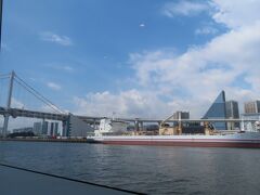 【レインボーブリッジとセメント運搬船】

建物の中が待合所になっていました　
係の方が
「１０時から整理券を配ります」とおっしゃったので　
トイレに先に行っておきました