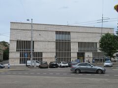 チューリッヒ美術館はスイス最大規模のコレクションを誇り、教科書でみたようなヨーロッパの美術史を彩る巨匠たちの傑作がそろっています。イギリスの建築家 David Chipperfieldにより設計された新館は2021年オープン。
入場料：24CHF（￥4,438)　　チケットを購入、荷物はロッカーへ（無料）
水曜日は無料だそうで、曜日が合えばお得ですね。