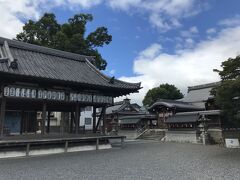 意外と工場地帯なんですねえ。東海道沿いにぐんぐん進む
琵琶湖に向かって進んでいたら、立派な鳥居があったのでお邪魔させていただく
（調べたら、旧膳所城の北大手門を移築したとのこと）

境内も立派だ～