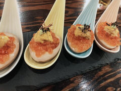 夕食　県庁前にある居酒屋　まてつ　煮卵にいくらウニがのっている　美味しいに決まってるよ　
