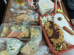 ８月１３日　早朝５時から営業しているお弁当屋に絶対行こうと思っていました
丸江弁当　朝から地元の人たちが買い物していた　ボリューミーで美味しかった