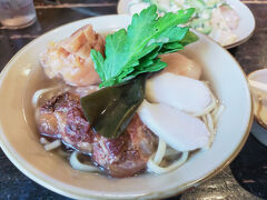 夕飯　ここの料理が好きなんです　何年か前に壺川のホテルに泊まった時に利用して以来鶴小さんのファン　ファミレスっぽくて落ち着くの　鶴小そばは三枚肉　てびち　ソーキの３種類の肉がのっていてスープも出汁が美味しいんです