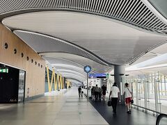 新空港に降りるのは初めて。以前はアタテュルク空港だった。動く歩道が延々と続く。