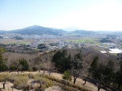 参拝の後、遊歩道を少し登って、富谷山ふれあい公園展望台へ向かいました。筑波山を望む雄大な風景が