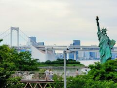 曇っているけれど、歩いていて快適。
自由の女神様と
レインボーブリッジにご挨拶。