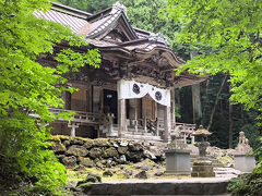 深緑の中に佇む神社はとても厳か