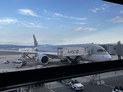久しぶりに関空来ました。
お昼ごろに関空着いたのですが、すごい人ね･･･
日本人は2割くらい。あとはぜーんぶ海外パスポートの方々。
インバウンドの力は強烈ですな。

Webチェックインを済ませていたので、自宅で印刷した搭乗券で14時くらいには出国審査を通過いたしました。
（ラウンジの写真はとるのを忘れました。）
事前の情報ではQAはラウンジ「飛鳥」のみって思っていたのですが、どうやらノースラウンジも使用できた様子。

18:30 関西国際空港発
カタール航空 QR803
23:20 ハマド国際空港着
