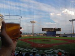 初めてのハードオフスタジアムです。
過去に対戦相手のベイスターズが移転するという噂もあり、野球場はとても立派でした。