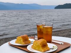 ハイキング後は、十和田湖の畔で、青森名産のリンゴを使ったアップルパイをいただきました。