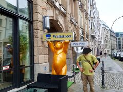 最寄り駅はUバーン(地下鉄)2号線のMärkisches Museum(メルキッシュ･ミュージアム)駅、駅からは歩いて4,5分で、交通の便は良い。
周辺はホテルやオフィス、アパートが多そう。静かな環境だ。到着早々の印象では、レストランやスーパーが少ないように思えたが、探せば、ちゃんとあった。