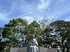 　篤姫と言った方が分かりやすいかな？青空に映えます。
　多分大河ドラマで、あれこれ流すので、人物を知ったり、イメージができたりするようです。