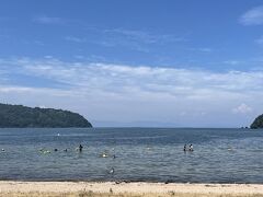 1時間ほどプールで泳いだあとに目の前にある琵琶湖へ。琵琶湖の水もぬるいわ～。こちらも遊泳区域は浅いので、大人にはちょっと物足りない感じ。