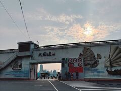 西門から少し歩き、途中でタクシーに乗ってやってきました。かなり渋滞していて、（帰宅ラッシュ？）その交通整備をしている人をみたのですが、その方は警察官ではなく、タクシー会社のドライバーさんたちが、ボランティアでしているんですって！（写真には写っていませんが… お友達に聞きました）
