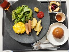 サクララウンジで朝食を食べてから、キャセイに行ってアイスを食べながら出発まで。
PPラウンジになかなか行けない。
