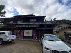 16時となり宿に入れる時間となりました。
今日のお宿は、香住小宿 梅の家さんです。
海からはちょっと遠いです。
海水浴場へ行くには車が要りますね～。
全4部屋の民宿です。
今日は2組だけだそうです。