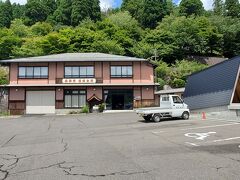 香住の街を過ぎて山道を進み、やって来たのは長楽寺です。
