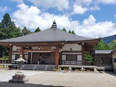 薬師堂
1200年前行基自らが彫った本尊、薬師瑠璃光如来は、度重なる火災で焼失したものの、現存の本尊は、ふだん厨子深くに安置され、7年ごとに10日間だけご開扉される秘仏とされています。

