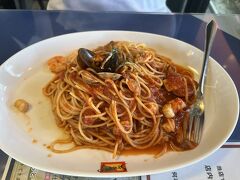 朝食なしのプランでしたので11時前にチェックアウトして高崎パスタの名店
『シャンゴ　前橋南店』にやってきました。
妻は名物のベスビオを注文　かなり辛いシーフードパスタ
