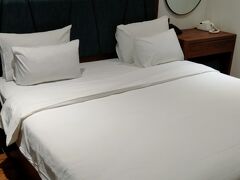 今日と明日（21日/22日）の2泊する「ルビー スター ダナン」です。
チェックイン時に「コネクティングルームなので内部ドアを開けないで下さい」と説明がありました。
実際に部屋に行くと、隣部屋の会話や電話が駄々洩れです。また、セキュリティの心配もあったので、さすがに翌日は部屋を変えてもらいました。(-"-)