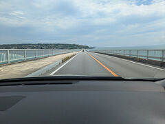 後ろから車が来ないタイミングを見計らって写真を撮る。