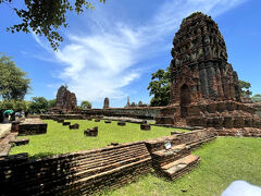 再びアユタヤの市街地に戻り、こちらも14世紀を代表する仏教寺院の遺跡ワット・プラ・マハタートに行きました。