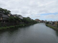 金沢駅からひがし茶屋街の方へ。曇り空でしたが、歩くと汗が止まらない陽気でした。