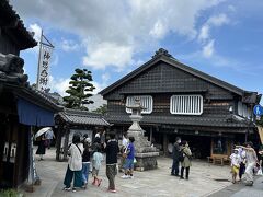 時間は12時過ぎ！
平日とはいえ、さすが伊勢神宮。
朝と比べて観光客はかなり増。
赤福本店もこの時間になると行列が！